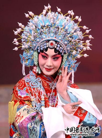 戏曲头面的文化内涵:云鬓添姿色 步摇诉风流