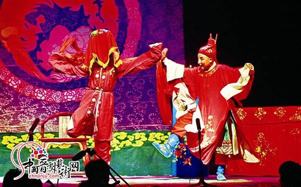 7月13日，运城市蒲剧团的演员在为群众表演折子戏《丑配》。