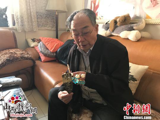 图为武忠展示自己改良的“帽翅”。 杨静 摄 图为武忠展示自己改良的“帽翅”。 杨静 摄