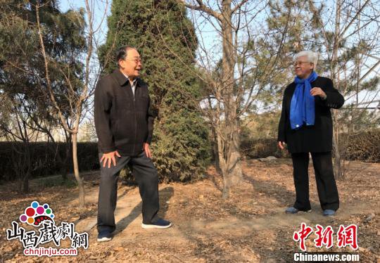 31日,在山西省太原市滨河公园一角,晋剧表演艺术家武忠和妻子阎惠贞正在练嗓子。 杨静 摄 31日,在山西省太原市滨河公园一角,晋剧表演艺术家武忠和妻子阎惠贞正在练嗓子。 杨静 摄