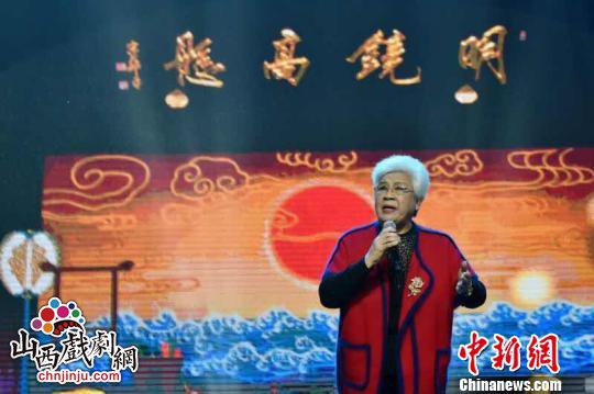 图为阎惠贞在台上表演。 阎惠贞提供 图为阎惠贞在台上表演。 阎惠贞提供