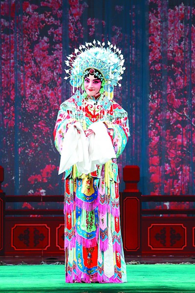 武汉京剧院演员在演出.资料图片